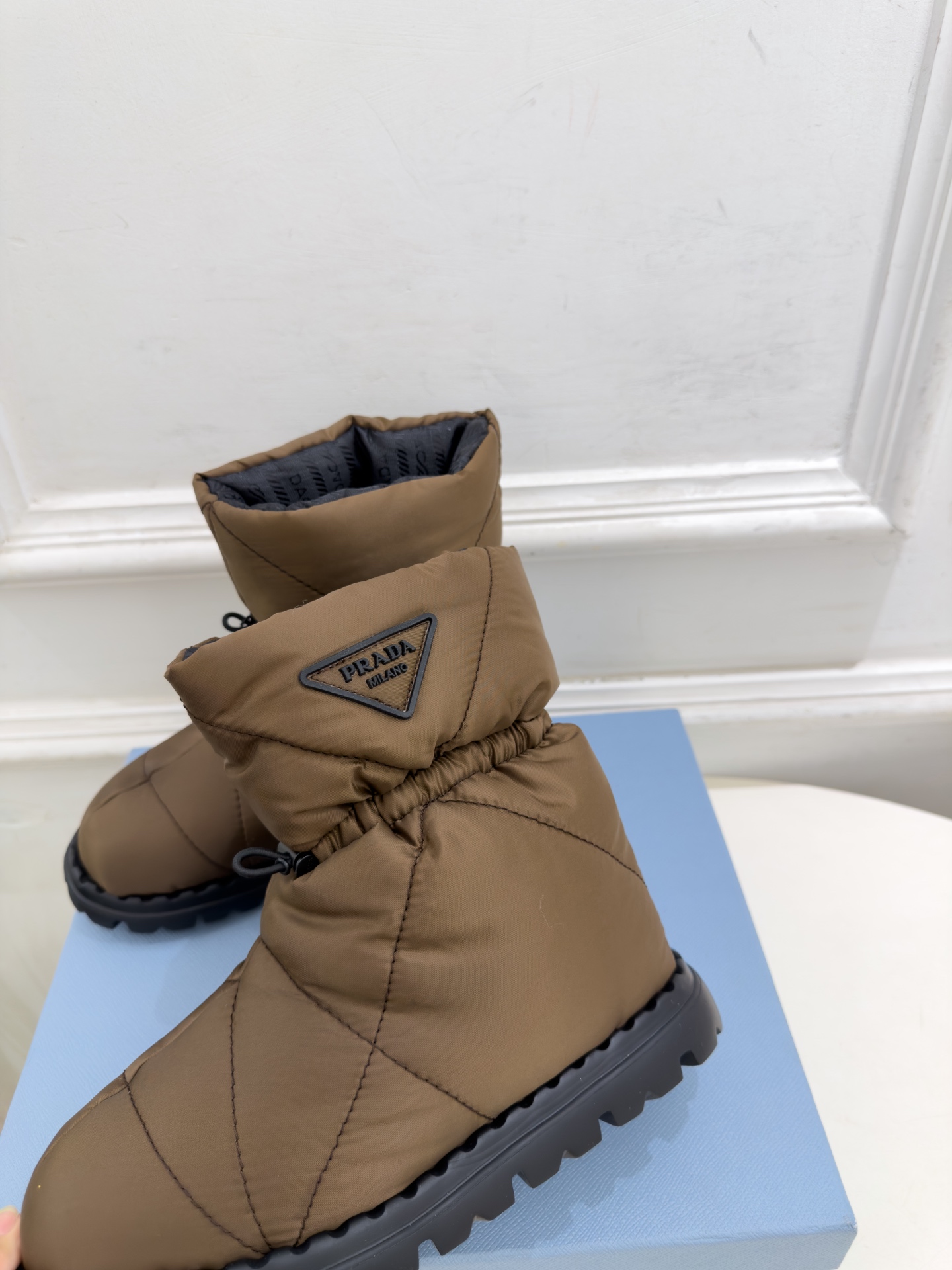 PRADA  |  普拉达 26𝐬𝐬  ⭐️今日推荐 2026秋冬新品  经典三角标情侣款羽绒雪地靴 中筒靴✔️ ❥ 首
