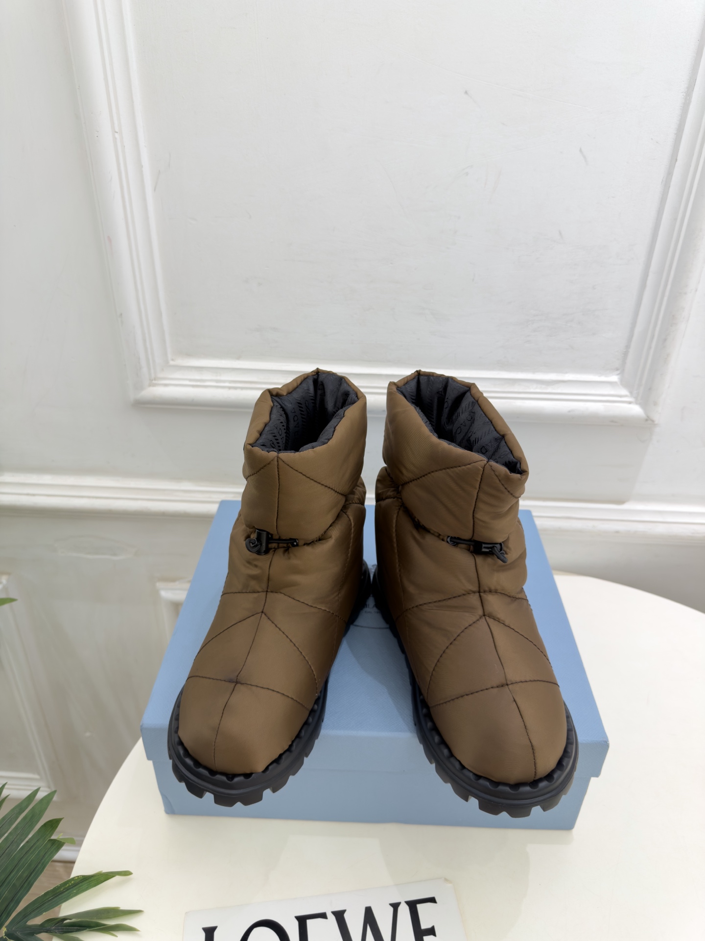PRADA  |  普拉达 26𝐬𝐬  ⭐️今日推荐 2026秋冬新品  经典三角标情侣款羽绒雪地靴 中筒靴✔️ ❥ 首