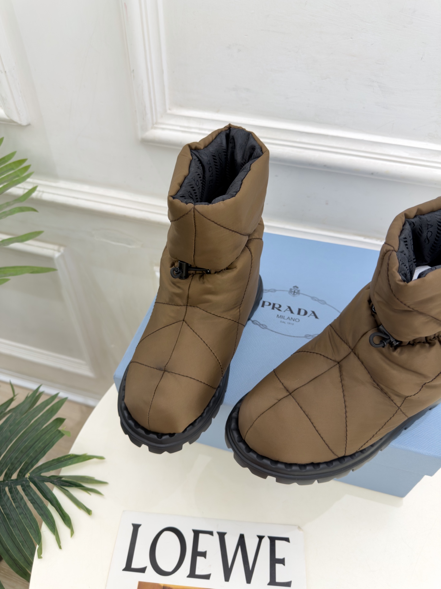 PRADA  |  普拉达 26𝐬𝐬  ⭐️今日推荐 2026秋冬新品  经典三角标情侣款羽绒雪地靴 中筒靴✔️ ❥ 首