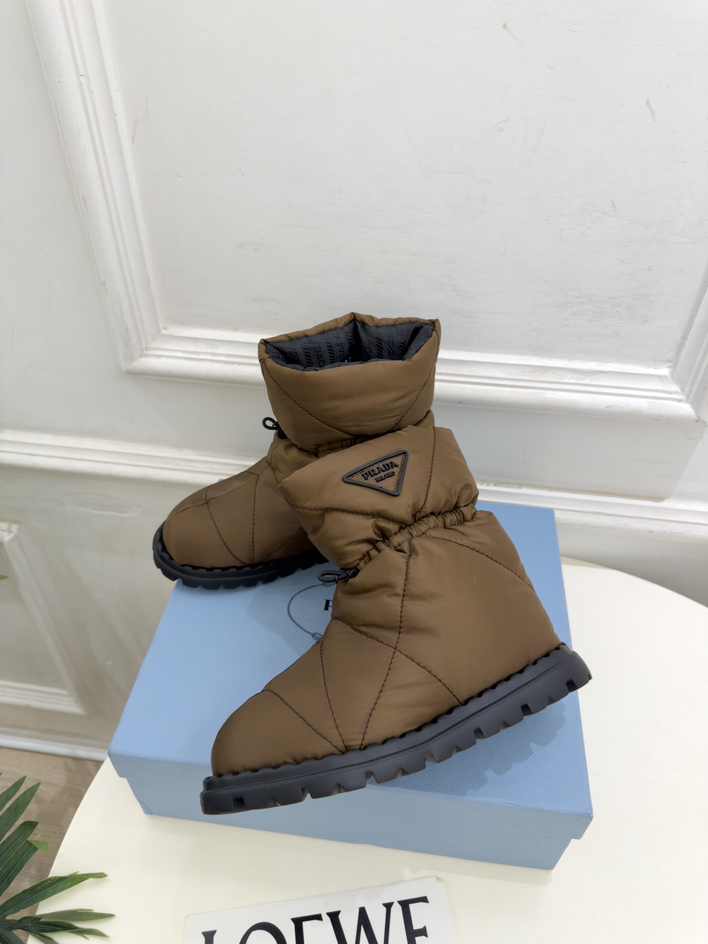 PRADA  |  普拉达 26𝐬𝐬  ⭐️今日推荐 2026秋冬新品  经典三角标情侣款羽绒雪地靴 中筒靴✔️ ❥ 首