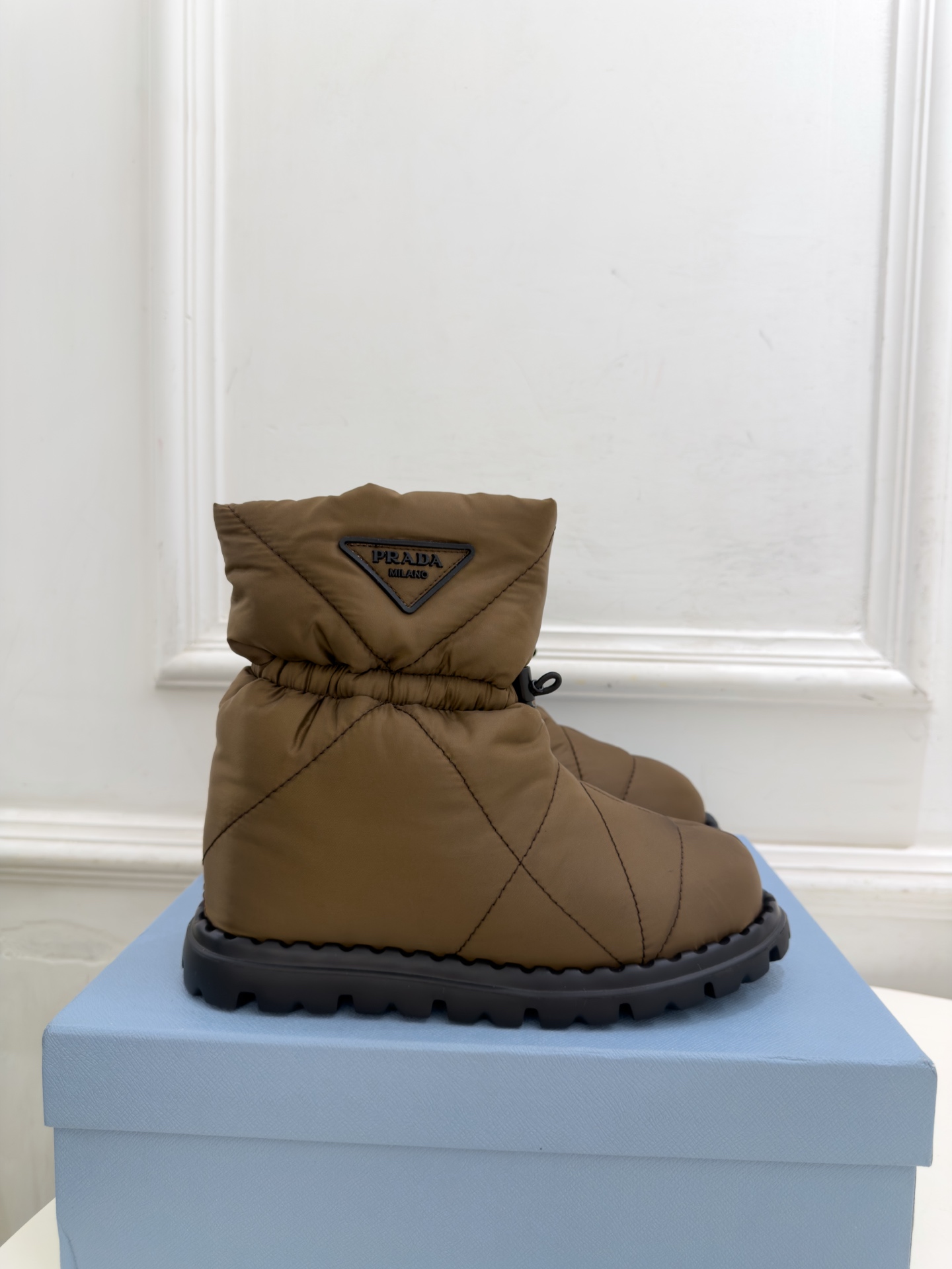 PRADA  |  普拉达 26𝐬𝐬  ⭐️今日推荐 2026秋冬新品  经典三角标情侣款羽绒雪地靴 中筒靴✔️ ❥ 首