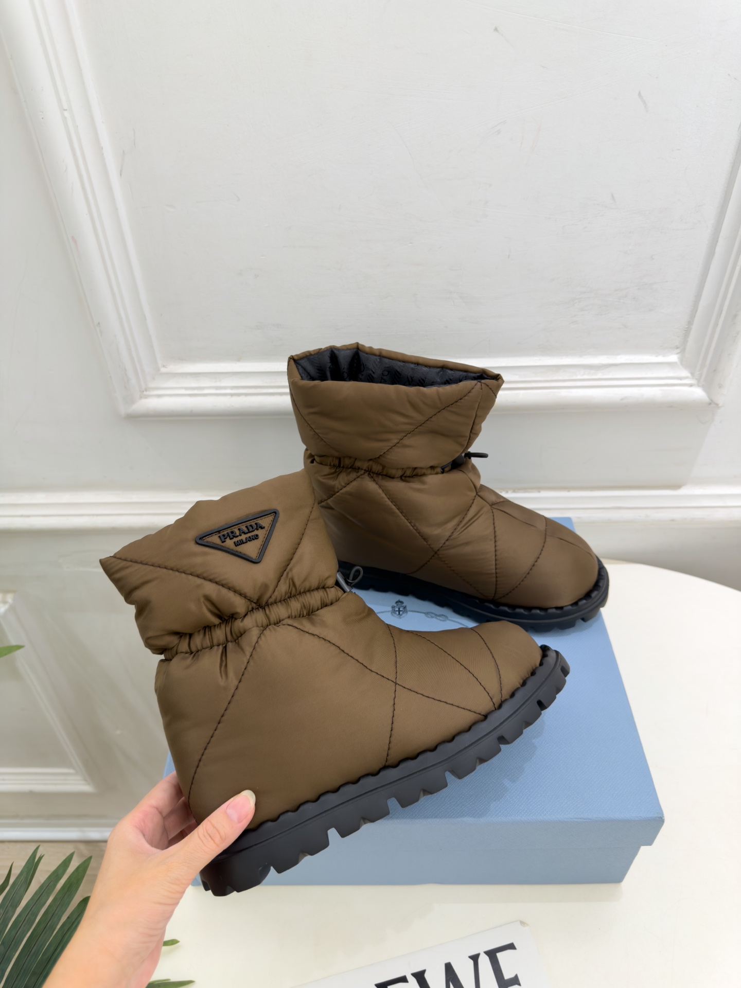 PRADA  |  普拉达 26𝐬𝐬  ⭐️今日推荐 2026秋冬新品  经典三角标情侣款羽绒雪地靴 中筒靴✔️ ❥ 首