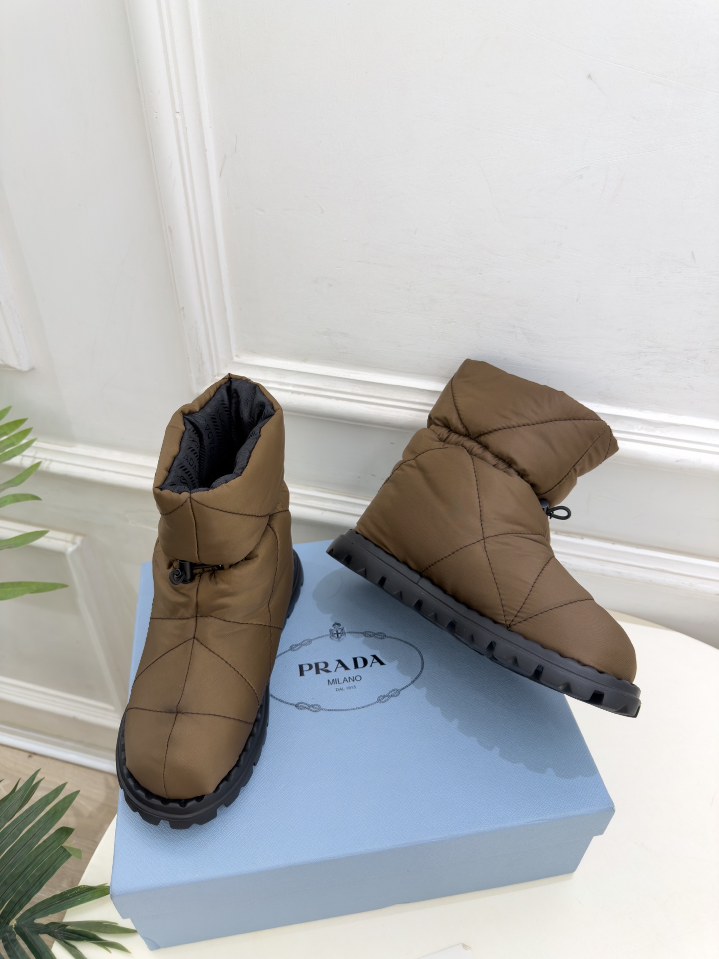 PRADA  |  普拉达 26𝐬𝐬  ⭐️今日推荐 2026秋冬新品  经典三角标情侣款羽绒雪地靴 中筒靴✔️ ❥ 首