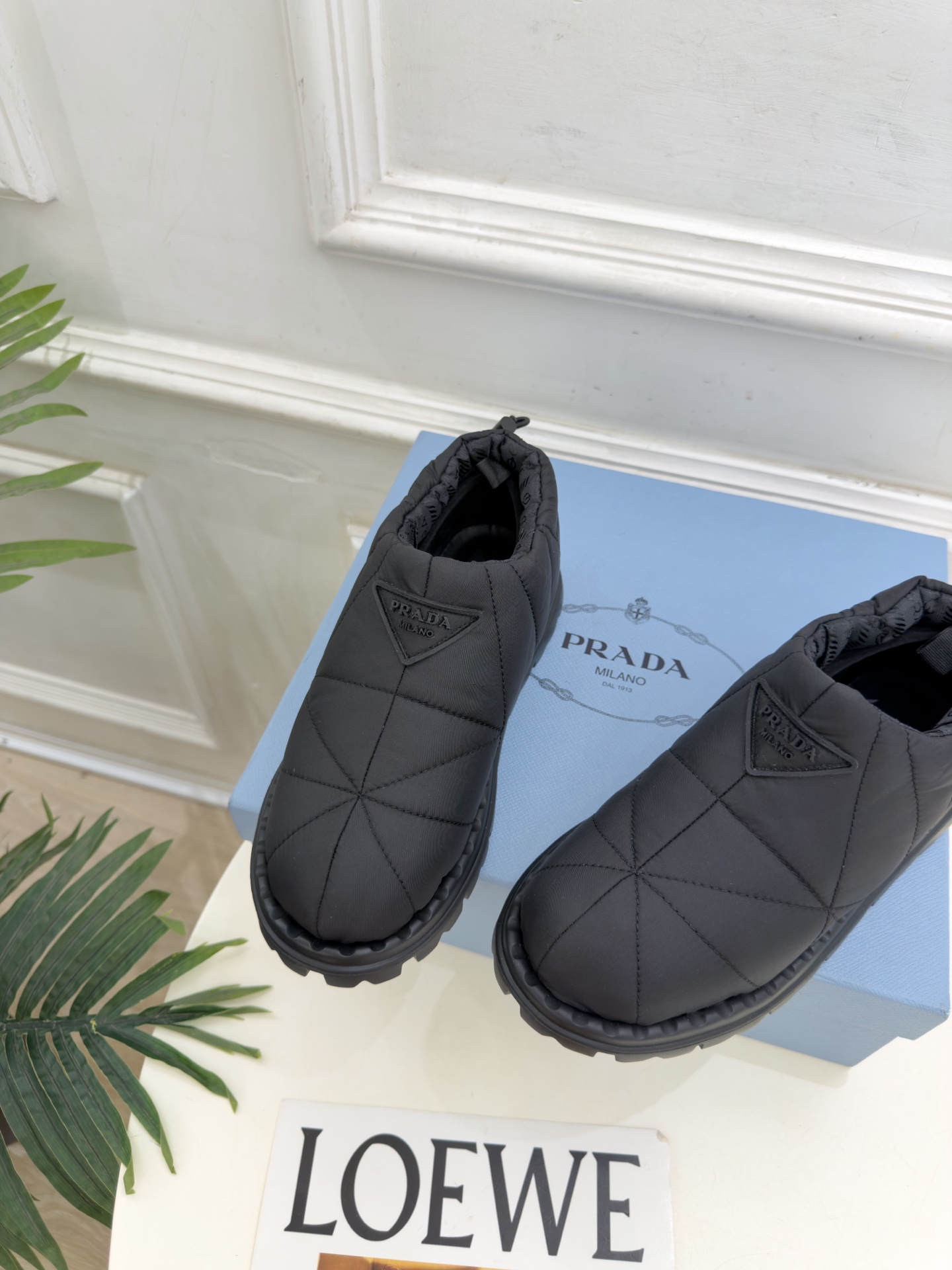 PRADA | 普拉达 26𝐬𝐬 ⭐️今日推荐 2026秋冬新品 经典三角标情侣款羽绒雪地靴 短靴✔️ ❥ 首席 PRADA | 普拉达 26𝐬𝐬 ⭐️今日推荐 2026秋冬新品 经典三角标情侣款羽绒雪地靴 短靴✔️ ❥ 首席