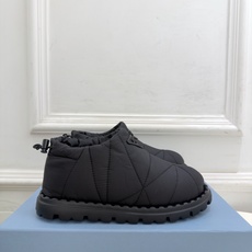PRADA | 普拉达 26𝐬𝐬 ⭐️今日推荐 2026秋冬新品 经典三角标情侣款羽绒雪地靴 短靴✔️ ❥ 首席 PRADA | 普拉达 26𝐬𝐬 ⭐️今日推荐 2026秋冬新品 经典三角标情侣款羽绒雪地靴 短靴✔️ ❥ 首席