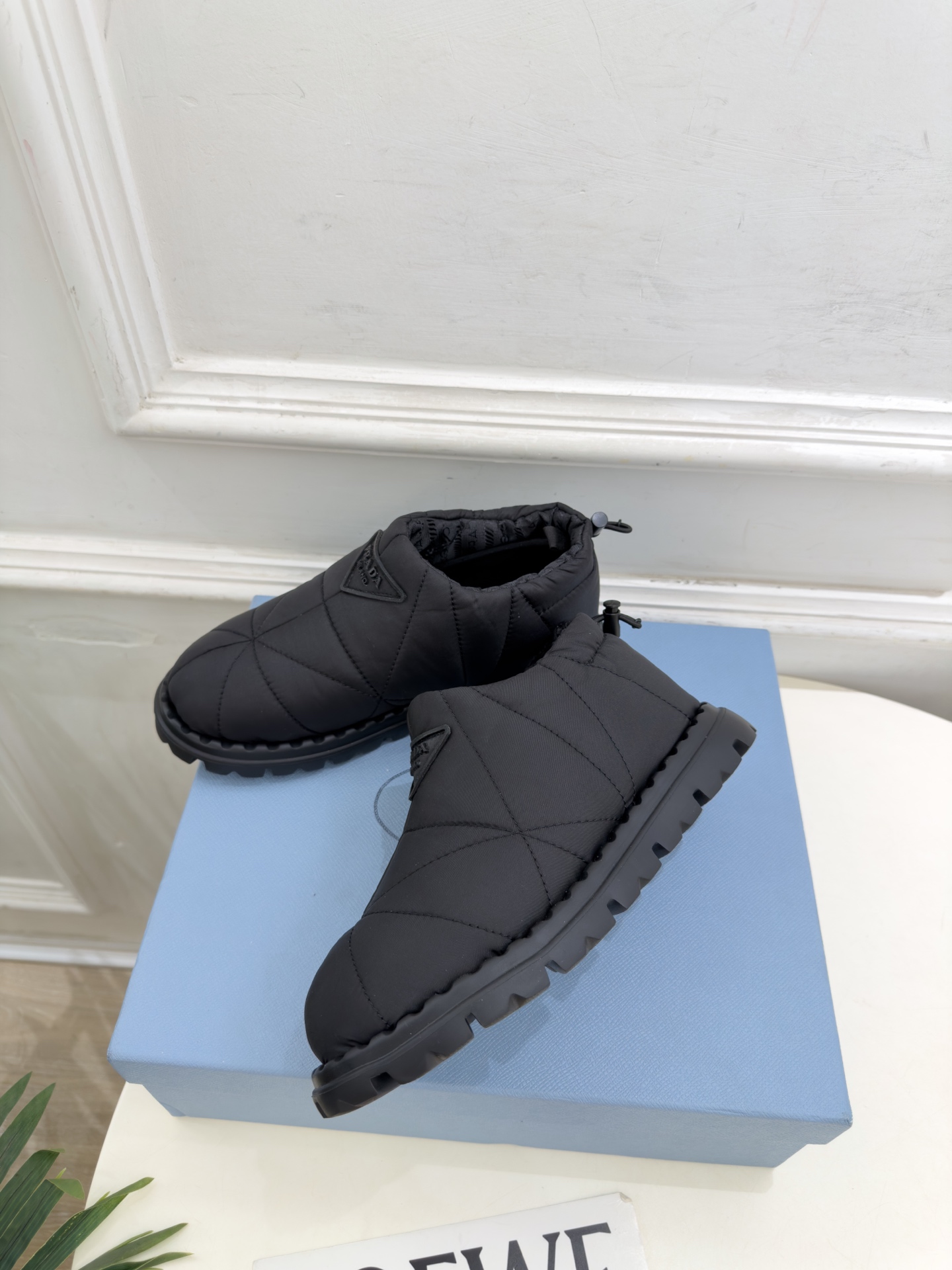 PRADA | 普拉达 26𝐬𝐬 ⭐️今日推荐 2026秋冬新品 经典三角标情侣款羽绒雪地靴 短靴✔️ ❥ 首席 PRADA | 普拉达 26𝐬𝐬 ⭐️今日推荐 2026秋冬新品 经典三角标情侣款羽绒雪地靴 短靴✔️ ❥ 首席