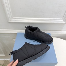 PRADA | 普拉达 26𝐬𝐬 ⭐️今日推荐 2026秋冬新品 经典三角标情侣款羽绒雪地靴 短靴✔️ ❥ 首席 PRADA | 普拉达 26𝐬𝐬 ⭐️今日推荐 2026秋冬新品 经典三角标情侣款羽绒雪地靴 短靴✔️ ❥ 首席