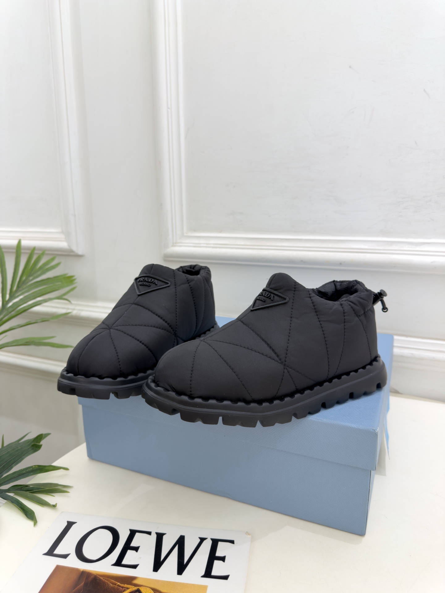 PRADA | 普拉达 26𝐬𝐬 ⭐️今日推荐 2026秋冬新品 经典三角标情侣款羽绒雪地靴 短靴✔️ ❥ 首席 PRADA | 普拉达 26𝐬𝐬 ⭐️今日推荐 2026秋冬新品 经典三角标情侣款羽绒雪地靴 短靴✔️ ❥ 首席
