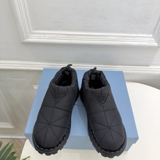 PRADA | 普拉达 26𝐬𝐬 ⭐️今日推荐 2026秋冬新品 经典三角标情侣款羽绒雪地靴 短靴✔️ ❥ 首席 PRADA | 普拉达 26𝐬𝐬 ⭐️今日推荐 2026秋冬新品 经典三角标情侣款羽绒雪地靴 短靴✔️ ❥ 首席