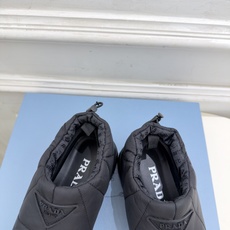 PRADA | 普拉达 26𝐬𝐬 ⭐️今日推荐 2026秋冬新品 经典三角标情侣款羽绒雪地靴 短靴✔️ ❥ 首席 PRADA | 普拉达 26𝐬𝐬 ⭐️今日推荐 2026秋冬新品 经典三角标情侣款羽绒雪地靴 短靴✔️ ❥ 首席