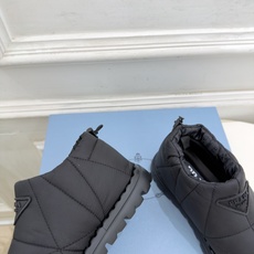 PRADA | 普拉达 26𝐬𝐬 ⭐️今日推荐 2026秋冬新品 经典三角标情侣款羽绒雪地靴 短靴✔️ ❥ 首席 PRADA | 普拉达 26𝐬𝐬 ⭐️今日推荐 2026秋冬新品 经典三角标情侣款羽绒雪地靴 短靴✔️ ❥ 首席