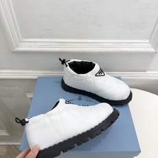 PRADA | 普拉达 26𝐬𝐬 ⭐️今日推荐 2026秋冬新品 经典三角标情侣款羽绒雪地靴 短靴✔️ ❥ 首席 PRADA | 普拉达 26𝐬𝐬 ⭐️今日推荐 2026秋冬新品 经典三角标情侣款羽绒雪地靴 短靴✔️ ❥ 首席