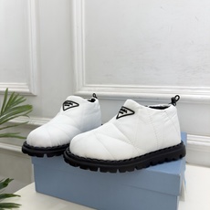 PRADA | 普拉达 26𝐬𝐬 ⭐️今日推荐 2026秋冬新品 经典三角标情侣款羽绒雪地靴 短靴✔️ ❥ 首席 PRADA | 普拉达 26𝐬𝐬 ⭐️今日推荐 2026秋冬新品 经典三角标情侣款羽绒雪地靴 短靴✔️ ❥ 首席