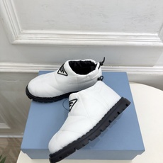 PRADA | 普拉达 26𝐬𝐬 ⭐️今日推荐 2026秋冬新品 经典三角标情侣款羽绒雪地靴 短靴✔️ ❥ 首席 PRADA | 普拉达 26𝐬𝐬 ⭐️今日推荐 2026秋冬新品 经典三角标情侣款羽绒雪地靴 短靴✔️ ❥ 首席