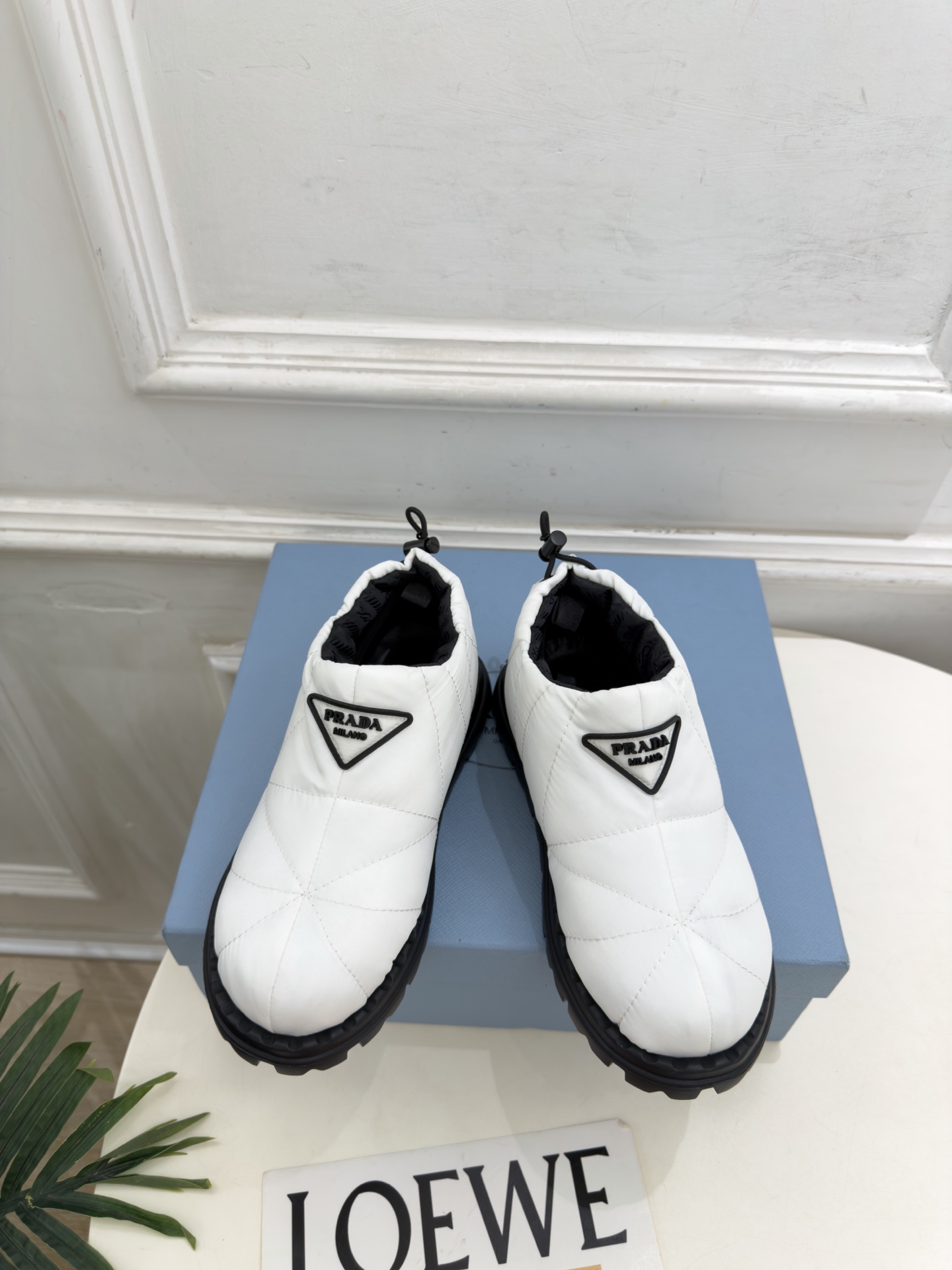 PRADA | 普拉达 26𝐬𝐬 ⭐️今日推荐 2026秋冬新品 经典三角标情侣款羽绒雪地靴 短靴✔️ ❥ 首席 PRADA | 普拉达 26𝐬𝐬 ⭐️今日推荐 2026秋冬新品 经典三角标情侣款羽绒雪地靴 短靴✔️ ❥ 首席