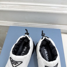 PRADA | 普拉达 26𝐬𝐬 ⭐️今日推荐 2026秋冬新品 经典三角标情侣款羽绒雪地靴 短靴✔️ ❥ 首席 PRADA | 普拉达 26𝐬𝐬 ⭐️今日推荐 2026秋冬新品 经典三角标情侣款羽绒雪地靴 短靴✔️ ❥ 首席