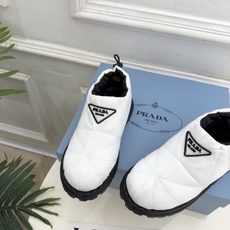 PRADA | 普拉达 26𝐬𝐬 ⭐️今日推荐 2026秋冬新品 经典三角标情侣款羽绒雪地靴 短靴✔️ ❥ 首席 PRADA | 普拉达 26𝐬𝐬 ⭐️今日推荐 2026秋冬新品 经典三角标情侣款羽绒雪地靴 短靴✔️ ❥ 首席