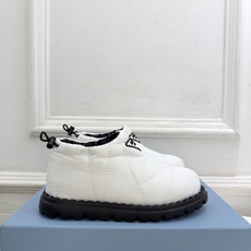 PRADA | 普拉达 26𝐬𝐬 ⭐️今日推荐 2026秋冬新品 经典三角标情侣款羽绒雪地靴 短靴✔️ ❥ 首席 PRADA | 普拉达 26𝐬𝐬 ⭐️今日推荐 2026秋冬新品 经典三角标情侣款羽绒雪地靴 短靴✔️ ❥ 首席