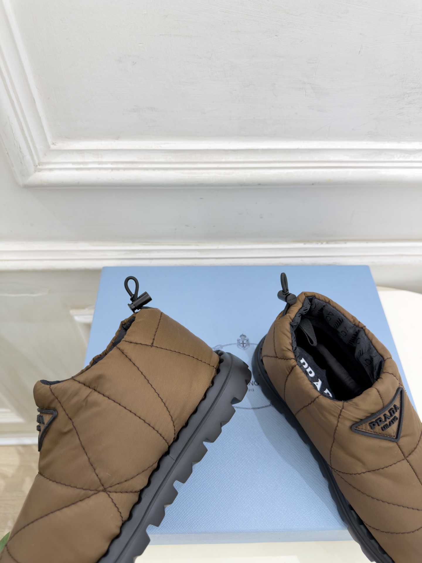 PRADA  |  普拉达 26𝐬𝐬  ⭐️今日推荐 2026秋冬新品  经典三角标情侣款羽绒雪地靴 短靴✔️ ❥ 首席