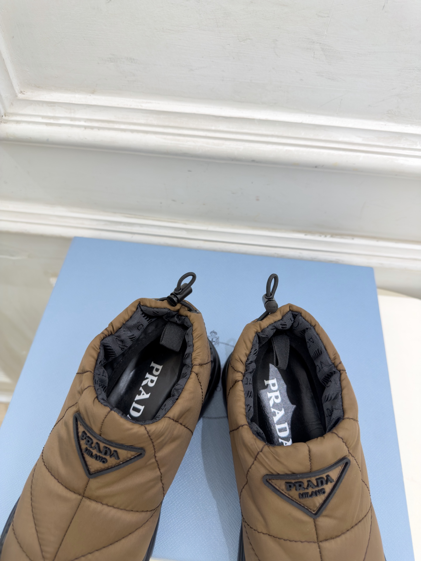 PRADA  |  普拉达 26𝐬𝐬  ⭐️今日推荐 2026秋冬新品  经典三角标情侣款羽绒雪地靴 短靴✔️ ❥ 首席