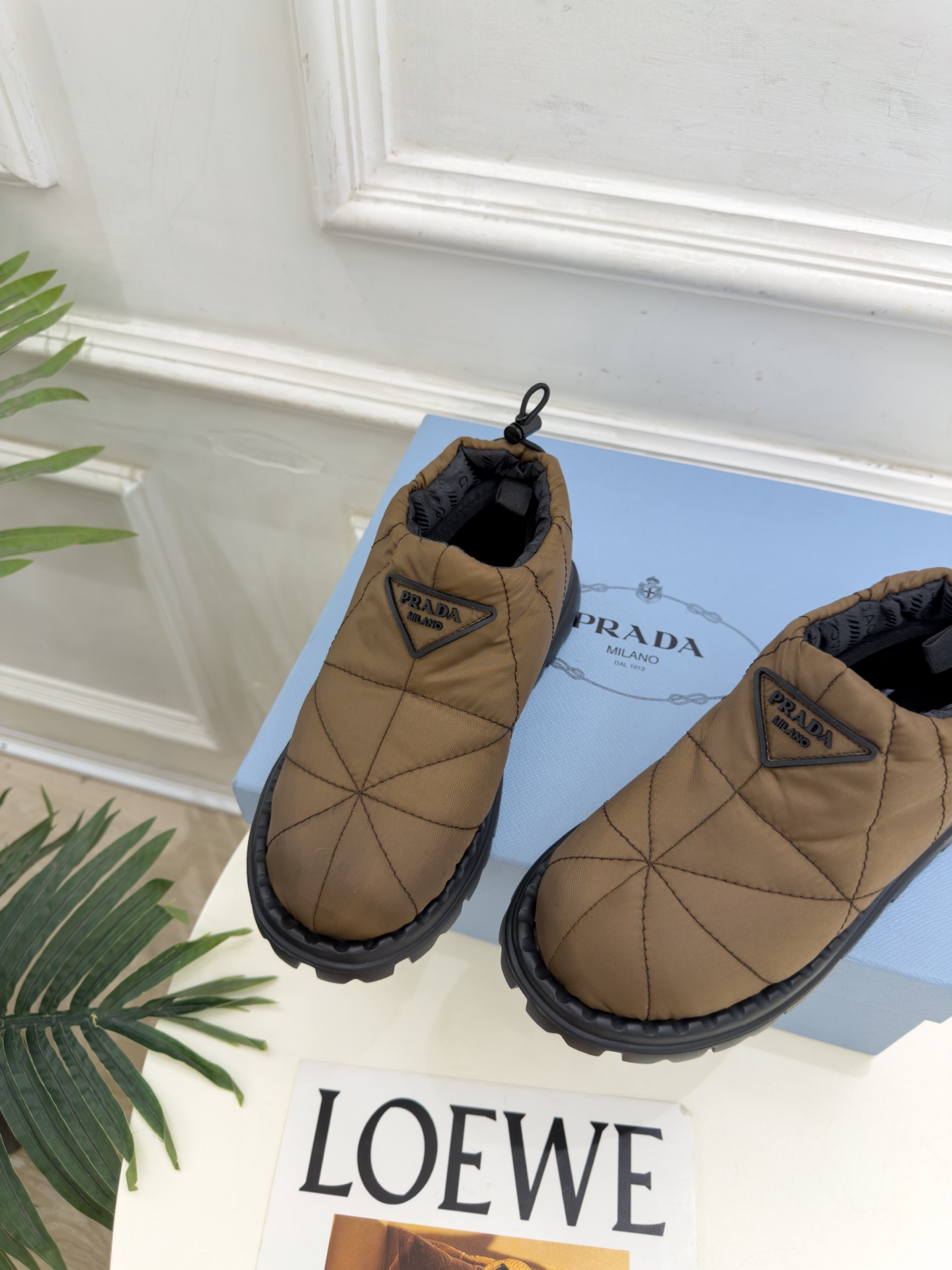 PRADA  |  普拉达 26𝐬𝐬  ⭐️今日推荐 2026秋冬新品  经典三角标情侣款羽绒雪地靴 短靴✔️ ❥ 首席