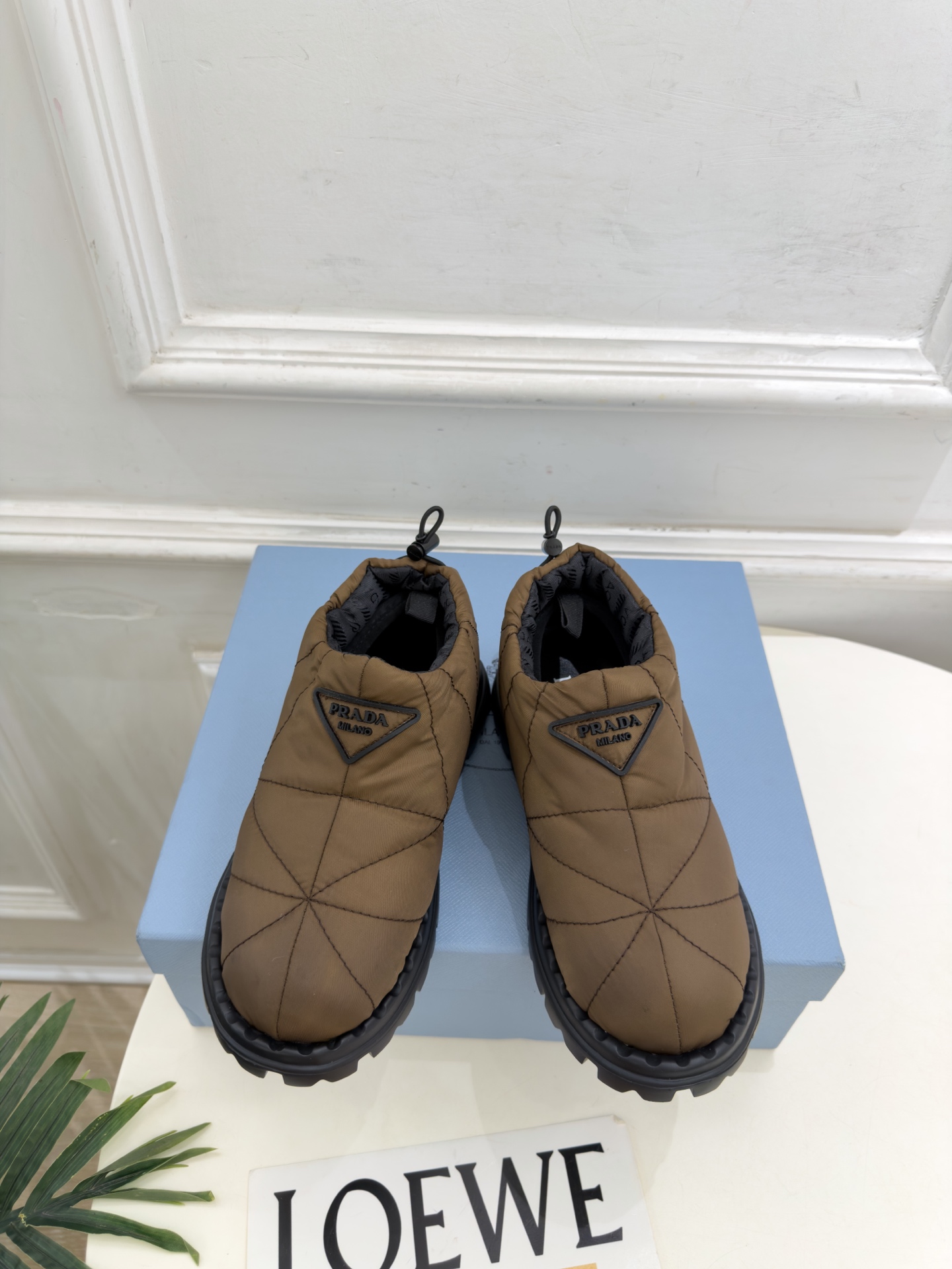 PRADA | 普拉达 26𝐬𝐬 ⭐️今日推荐 2026秋冬新品 经典三角标情侣款羽绒雪地靴 短靴✔️ ❥ 首席 PRADA | 普拉达 26𝐬𝐬 ⭐️今日推荐 2026秋冬新品 经典三角标情侣款羽绒雪地靴 短靴✔️ ❥ 首席