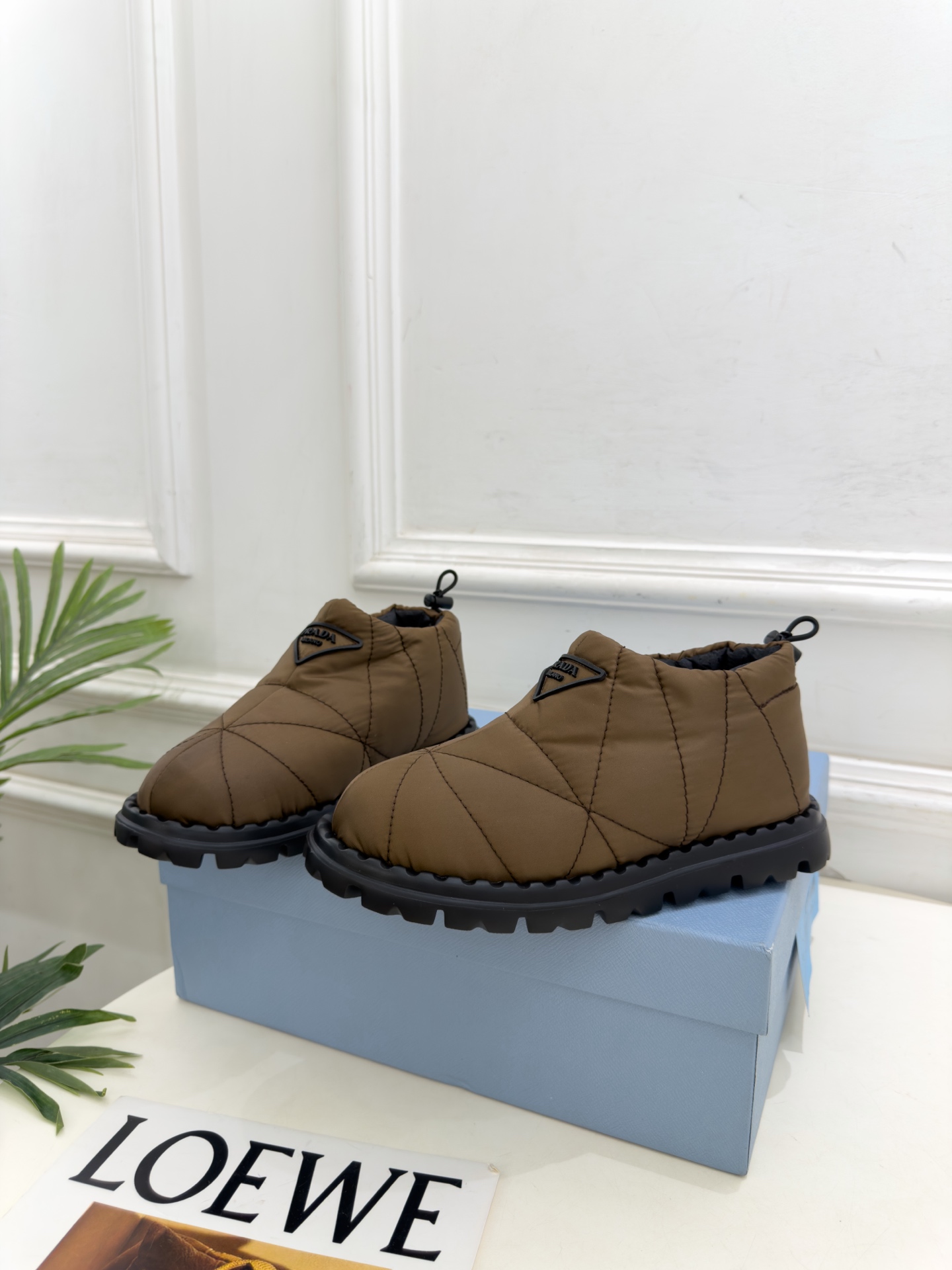 PRADA  |  普拉达 26𝐬𝐬  ⭐️今日推荐 2026秋冬新品  经典三角标情侣款羽绒雪地靴 短靴✔️ ❥ 首席