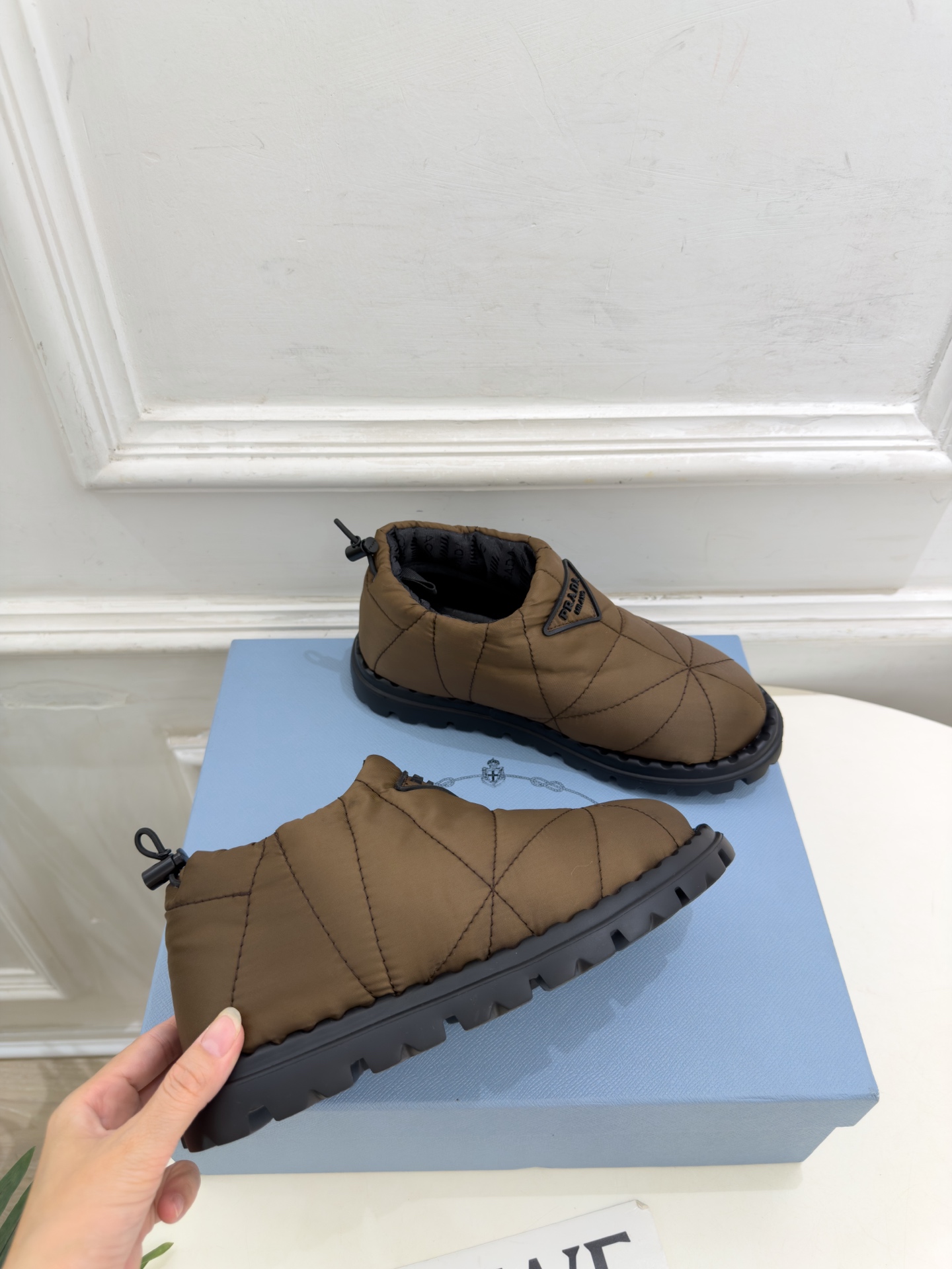 PRADA  |  普拉达 26𝐬𝐬  ⭐️今日推荐 2026秋冬新品  经典三角标情侣款羽绒雪地靴 短靴✔️ ❥ 首席