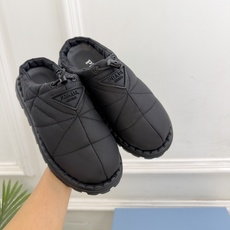 PRADA | 普拉达 26𝐬𝐬 ⭐️今日推荐 2026秋冬新品 经典三角标情侣款羽绒棉面包半拖鞋✔️ ❥ 首席 PRADA | 普拉达 26𝐬𝐬 ⭐️今日推荐 2026秋冬新品 经典三角标情侣款羽绒棉面包半拖鞋✔️ ❥ 首席