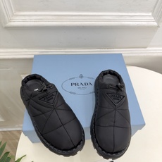 PRADA | 普拉达 26𝐬𝐬 ⭐️今日推荐 2026秋冬新品 经典三角标情侣款羽绒棉面包半拖鞋✔️ ❥ 首席 PRADA | 普拉达 26𝐬𝐬 ⭐️今日推荐 2026秋冬新品 经典三角标情侣款羽绒棉面包半拖鞋✔️ ❥ 首席