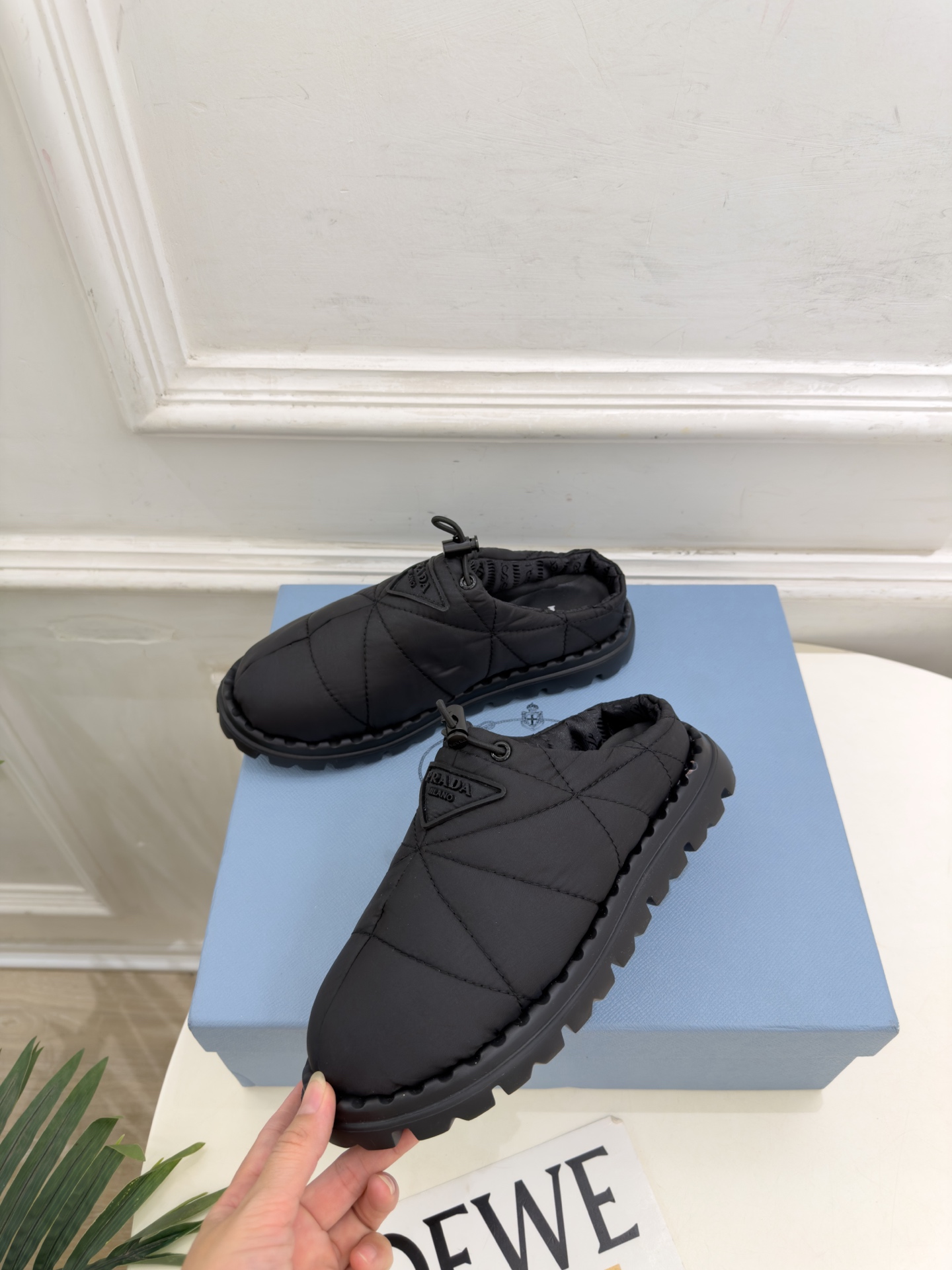 PRADA | 普拉达 26𝐬𝐬 ⭐️今日推荐 2026秋冬新品 经典三角标情侣款羽绒棉面包半拖鞋✔️ ❥ 首席 PRADA | 普拉达 26𝐬𝐬 ⭐️今日推荐 2026秋冬新品 经典三角标情侣款羽绒棉面包半拖鞋✔️ ❥ 首席