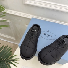 PRADA | 普拉达 26𝐬𝐬 ⭐️今日推荐 2026秋冬新品 经典三角标情侣款羽绒棉面包半拖鞋✔️ ❥ 首席 PRADA | 普拉达 26𝐬𝐬 ⭐️今日推荐 2026秋冬新品 经典三角标情侣款羽绒棉面包半拖鞋✔️ ❥ 首席