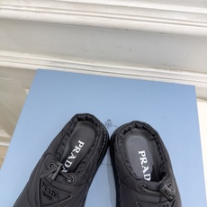 PRADA | 普拉达 26𝐬𝐬 ⭐️今日推荐 2026秋冬新品 经典三角标情侣款羽绒棉面包半拖鞋✔️ ❥ 首席 PRADA | 普拉达 26𝐬𝐬 ⭐️今日推荐 2026秋冬新品 经典三角标情侣款羽绒棉面包半拖鞋✔️ ❥ 首席