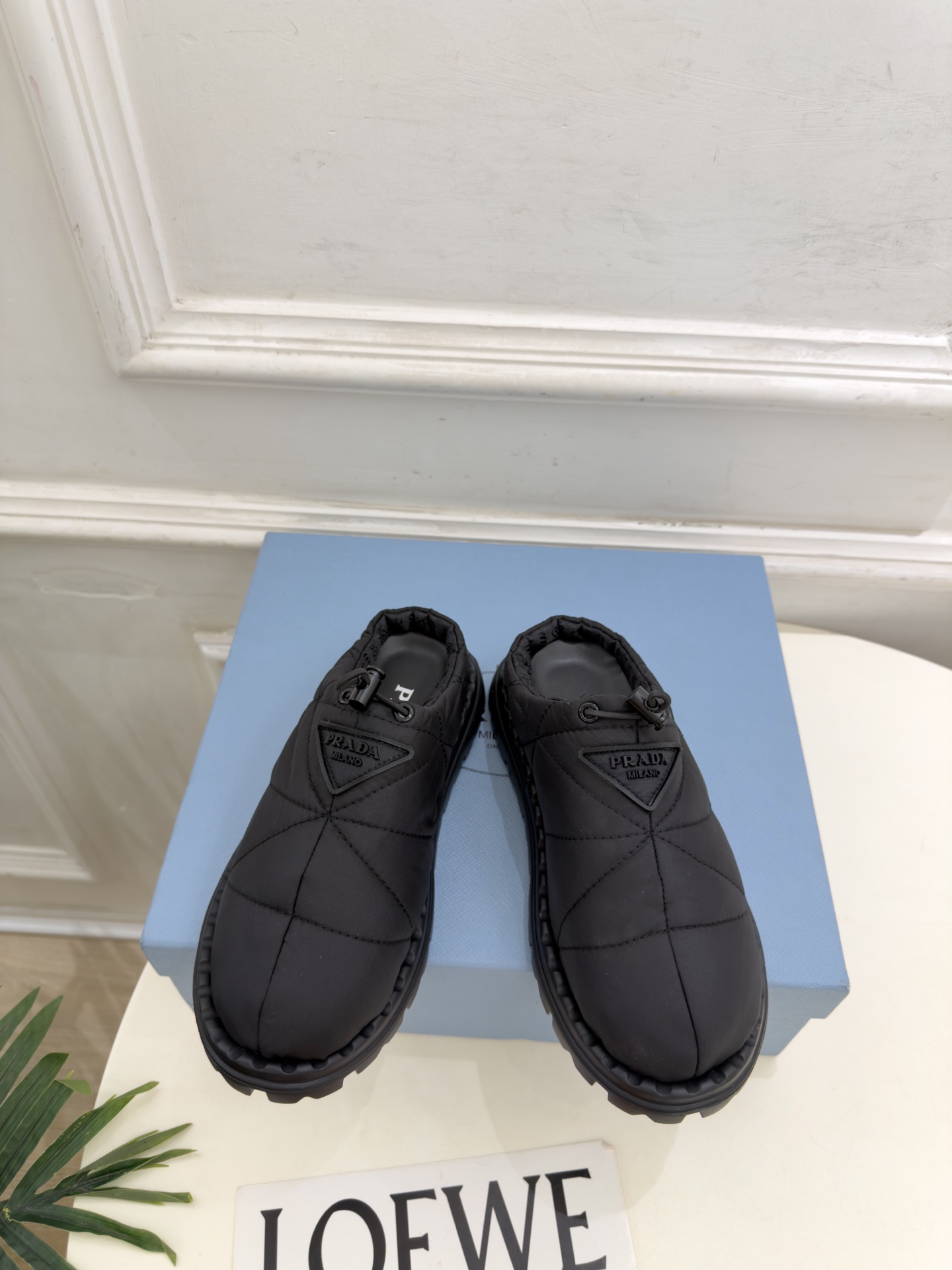 PRADA | 普拉达 26𝐬𝐬 ⭐️今日推荐 2026秋冬新品 经典三角标情侣款羽绒棉面包半拖鞋✔️ ❥ 首席 PRADA | 普拉达 26𝐬𝐬 ⭐️今日推荐 2026秋冬新品 经典三角标情侣款羽绒棉面包半拖鞋✔️ ❥ 首席