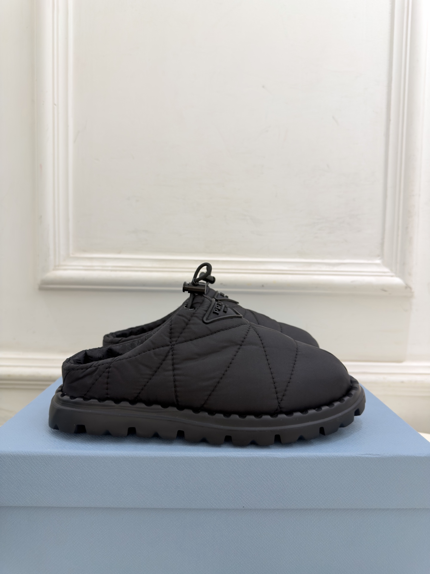 PRADA | 普拉达 26𝐬𝐬 ⭐️今日推荐 2026秋冬新品 经典三角标情侣款羽绒棉面包半拖鞋✔️ ❥ 首席 PRADA | 普拉达 26𝐬𝐬 ⭐️今日推荐 2026秋冬新品 经典三角标情侣款羽绒棉面包半拖鞋✔️ ❥ 首席