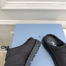 PRADA | 普拉达 26𝐬𝐬 ⭐️今日推荐 2026秋冬新品 经典三角标情侣款羽绒棉面包半拖鞋✔️ ❥ 首席 PRADA | 普拉达 26𝐬𝐬 ⭐️今日推荐 2026秋冬新品 经典三角标情侣款羽绒棉面包半拖鞋✔️ ❥ 首席