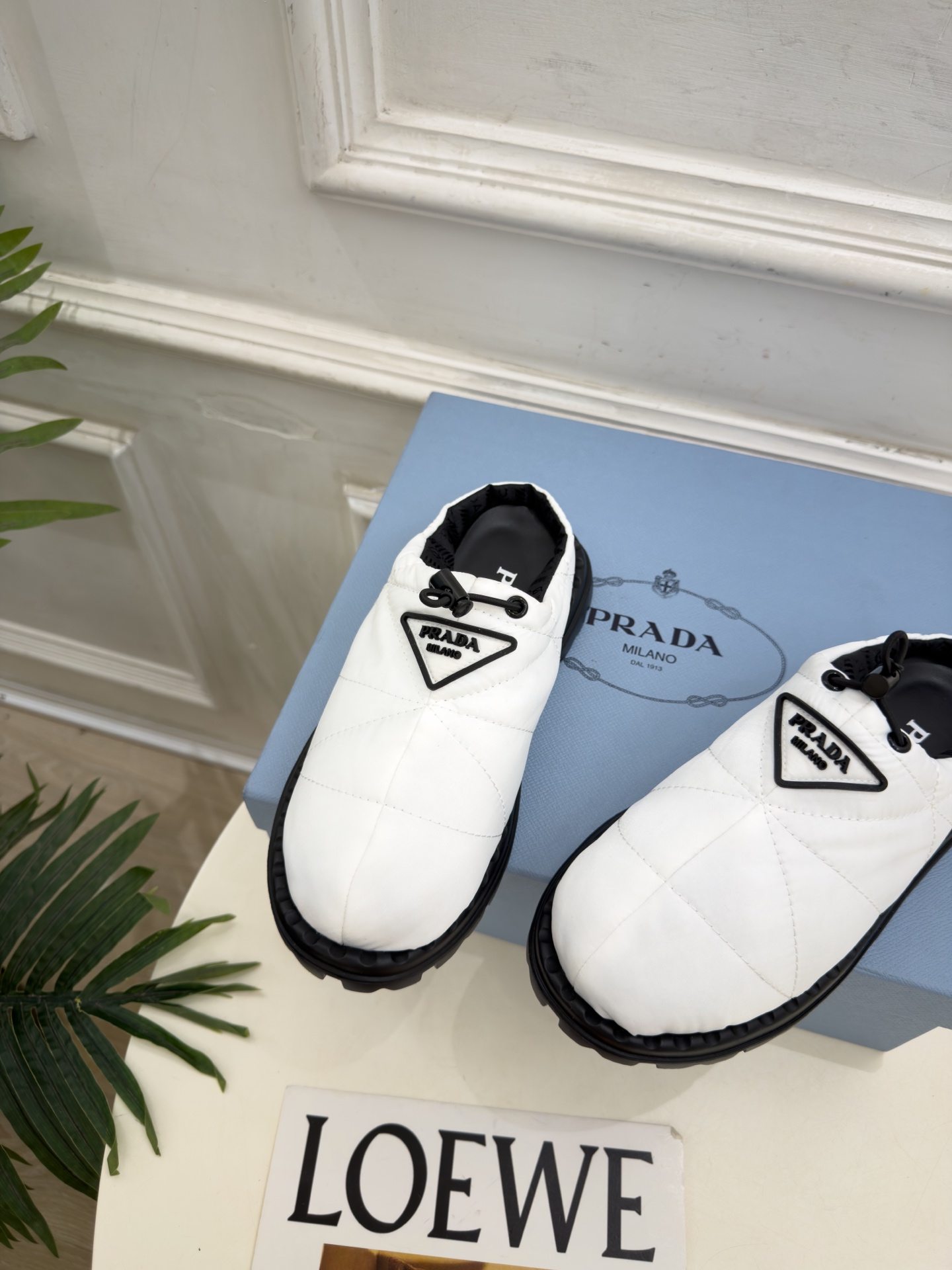 PRADA | 普拉达 26𝐬𝐬 ⭐️今日推荐 2026秋冬新品 经典三角标情侣款羽绒棉面包半拖鞋✔️ ❥ 首席 PRADA | 普拉达 26𝐬𝐬 ⭐️今日推荐 2026秋冬新品 经典三角标情侣款羽绒棉面包半拖鞋✔️ ❥ 首席