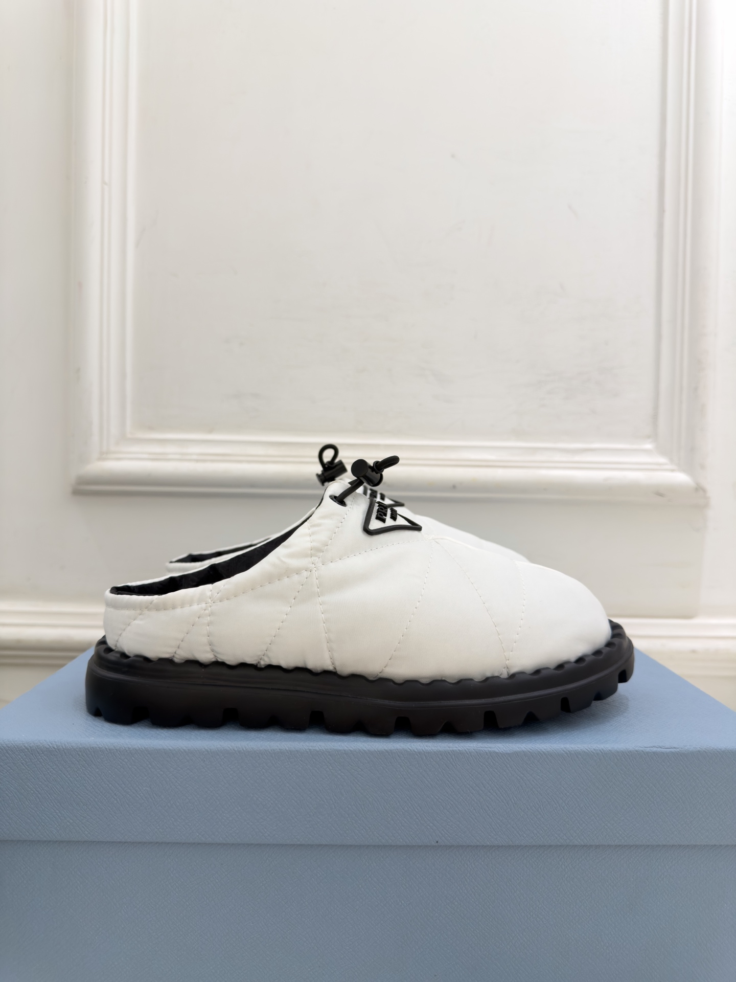 PRADA | 普拉达 26𝐬𝐬 ⭐️今日推荐 2026秋冬新品 经典三角标情侣款羽绒棉面包半拖鞋✔️ ❥ 首席 PRADA | 普拉达 26𝐬𝐬 ⭐️今日推荐 2026秋冬新品 经典三角标情侣款羽绒棉面包半拖鞋✔️ ❥ 首席