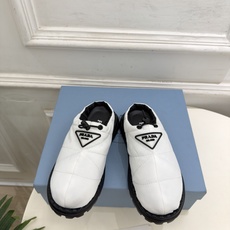 PRADA | 普拉达 26𝐬𝐬 ⭐️今日推荐 2026秋冬新品 经典三角标情侣款羽绒棉面包半拖鞋✔️ ❥ 首席 PRADA | 普拉达 26𝐬𝐬 ⭐️今日推荐 2026秋冬新品 经典三角标情侣款羽绒棉面包半拖鞋✔️ ❥ 首席