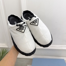 PRADA | 普拉达 26𝐬𝐬 ⭐️今日推荐 2026秋冬新品 经典三角标情侣款羽绒棉面包半拖鞋✔️ ❥ 首席 PRADA | 普拉达 26𝐬𝐬 ⭐️今日推荐 2026秋冬新品 经典三角标情侣款羽绒棉面包半拖鞋✔️ ❥ 首席