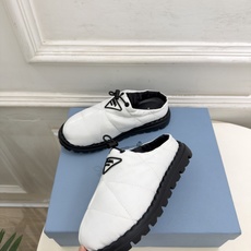 PRADA | 普拉达 26𝐬𝐬 ⭐️今日推荐 2026秋冬新品 经典三角标情侣款羽绒棉面包半拖鞋✔️ ❥ 首席 PRADA | 普拉达 26𝐬𝐬 ⭐️今日推荐 2026秋冬新品 经典三角标情侣款羽绒棉面包半拖鞋✔️ ❥ 首席