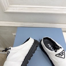 PRADA | 普拉达 26𝐬𝐬 ⭐️今日推荐 2026秋冬新品 经典三角标情侣款羽绒棉面包半拖鞋✔️ ❥ 首席 PRADA | 普拉达 26𝐬𝐬 ⭐️今日推荐 2026秋冬新品 经典三角标情侣款羽绒棉面包半拖鞋✔️ ❥ 首席