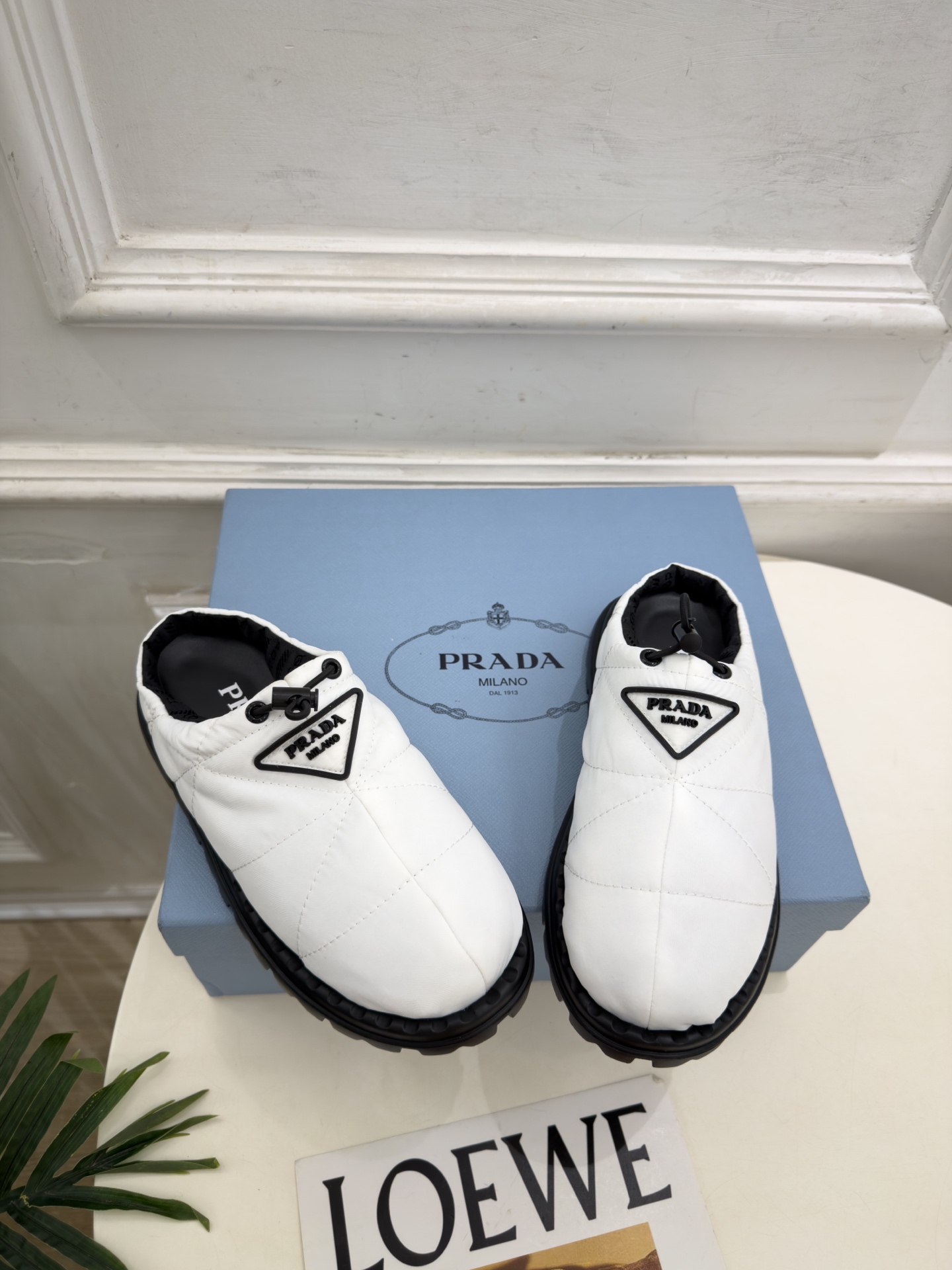 PRADA | 普拉达 26𝐬𝐬 ⭐️今日推荐 2026秋冬新品 经典三角标情侣款羽绒棉面包半拖鞋✔️ ❥ 首席 PRADA | 普拉达 26𝐬𝐬 ⭐️今日推荐 2026秋冬新品 经典三角标情侣款羽绒棉面包半拖鞋✔️ ❥ 首席