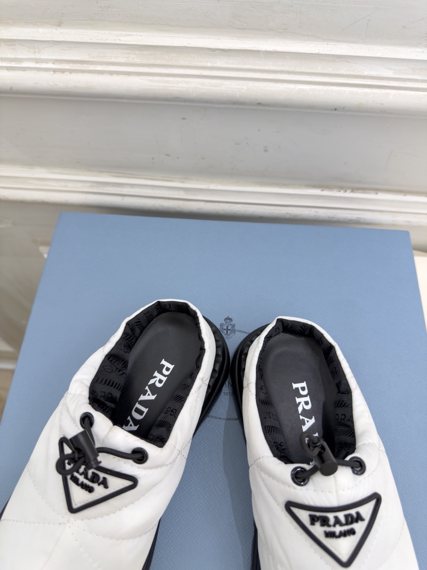 PRADA | 普拉达 26𝐬𝐬 ⭐️今日推荐 2026秋冬新品 经典三角标情侣款羽绒棉面包半拖鞋✔️ ❥ 首席 PRADA | 普拉达 26𝐬𝐬 ⭐️今日推荐 2026秋冬新品 经典三角标情侣款羽绒棉面包半拖鞋✔️ ❥ 首席