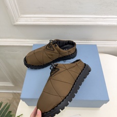 PRADA | 普拉达 26𝐬𝐬 ⭐️今日推荐 2026秋冬新品 经典三角标情侣款羽绒棉面包半拖鞋✔️ ❥ 首席 PRADA | 普拉达 26𝐬𝐬 ⭐️今日推荐 2026秋冬新品 经典三角标情侣款羽绒棉面包半拖鞋✔️ ❥ 首席