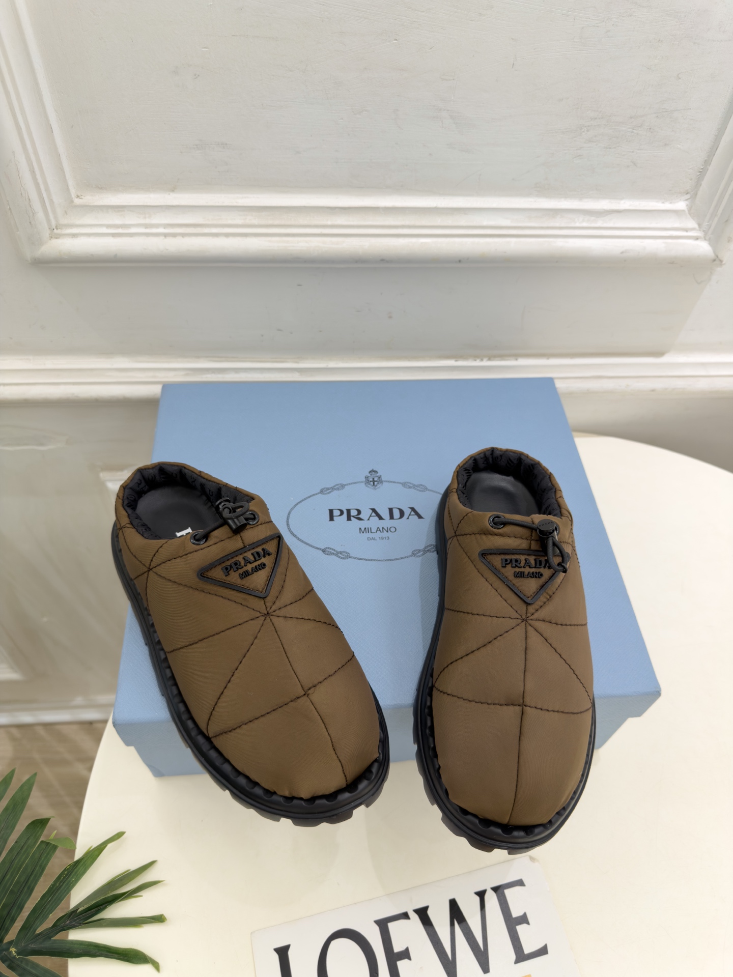PRADA | 普拉达 26𝐬𝐬 ⭐️今日推荐 2026秋冬新品 经典三角标情侣款羽绒棉面包半拖鞋✔️ ❥ 首席 PRADA | 普拉达 26𝐬𝐬 ⭐️今日推荐 2026秋冬新品 经典三角标情侣款羽绒棉面包半拖鞋✔️ ❥ 首席