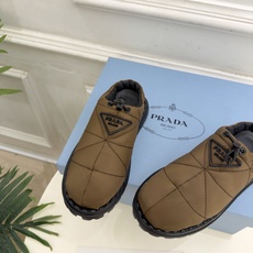 PRADA | 普拉达 26𝐬𝐬 ⭐️今日推荐 2026秋冬新品 经典三角标情侣款羽绒棉面包半拖鞋✔️ ❥ 首席 PRADA | 普拉达 26𝐬𝐬 ⭐️今日推荐 2026秋冬新品 经典三角标情侣款羽绒棉面包半拖鞋✔️ ❥ 首席