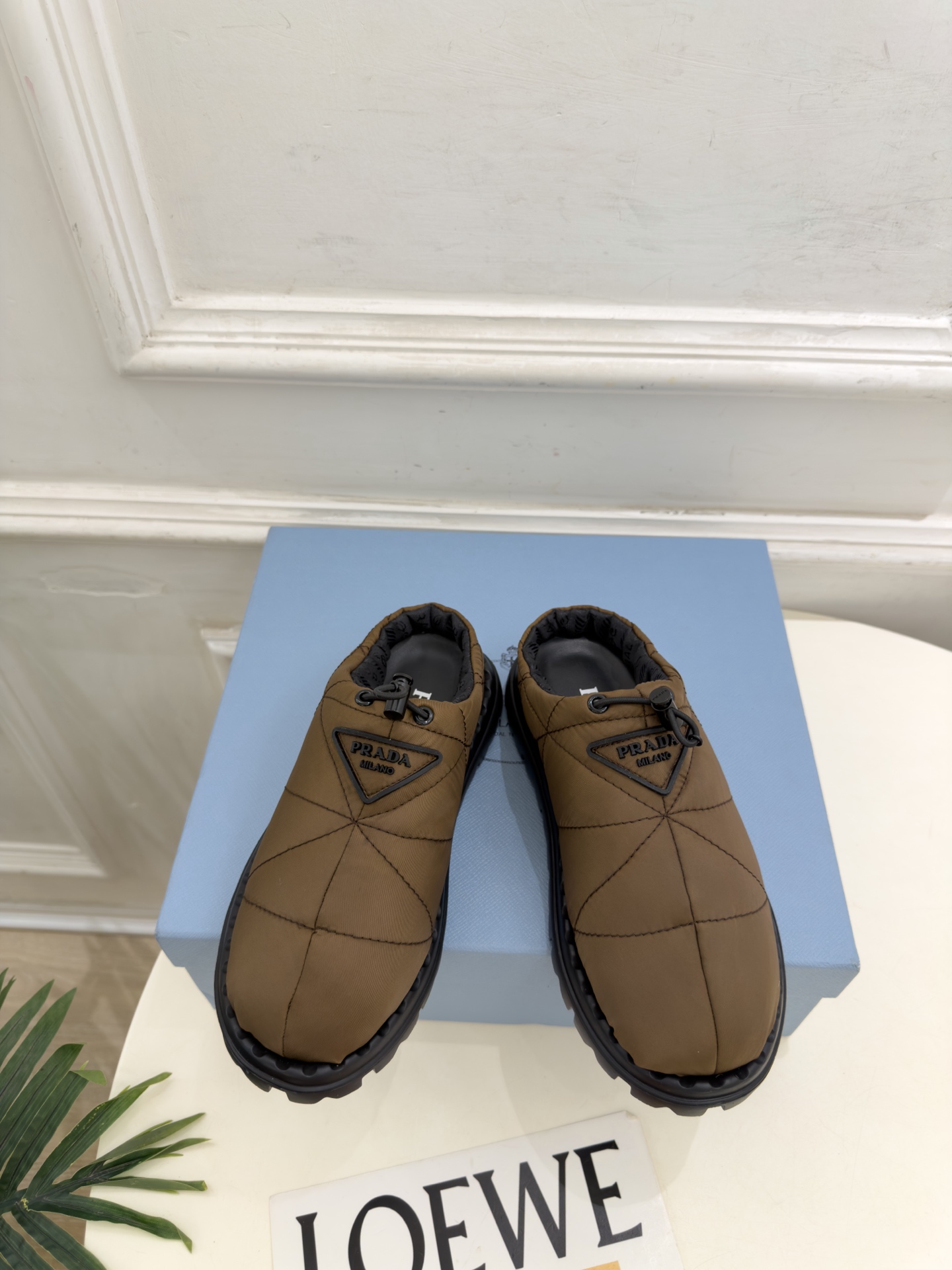PRADA | 普拉达 26𝐬𝐬 ⭐️今日推荐 2026秋冬新品 经典三角标情侣款羽绒棉面包半拖鞋✔️ ❥ 首席 PRADA | 普拉达 26𝐬𝐬 ⭐️今日推荐 2026秋冬新品 经典三角标情侣款羽绒棉面包半拖鞋✔️ ❥ 首席