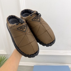 PRADA | 普拉达 26𝐬𝐬 ⭐️今日推荐 2026秋冬新品 经典三角标情侣款羽绒棉面包半拖鞋✔️ ❥ 首席 PRADA | 普拉达 26𝐬𝐬 ⭐️今日推荐 2026秋冬新品 经典三角标情侣款羽绒棉面包半拖鞋✔️ ❥ 首席