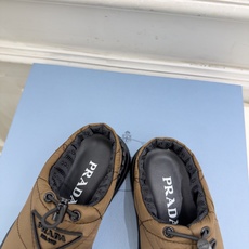 PRADA | 普拉达 26𝐬𝐬 ⭐️今日推荐 2026秋冬新品 经典三角标情侣款羽绒棉面包半拖鞋✔️ ❥ 首席 PRADA | 普拉达 26𝐬𝐬 ⭐️今日推荐 2026秋冬新品 经典三角标情侣款羽绒棉面包半拖鞋✔️ ❥ 首席